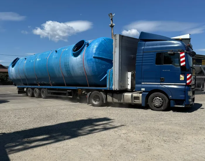 Camion cu remorcă, pregătit pentru transport rutier agabaritic